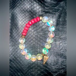 Red and iridescent stretch bracelet